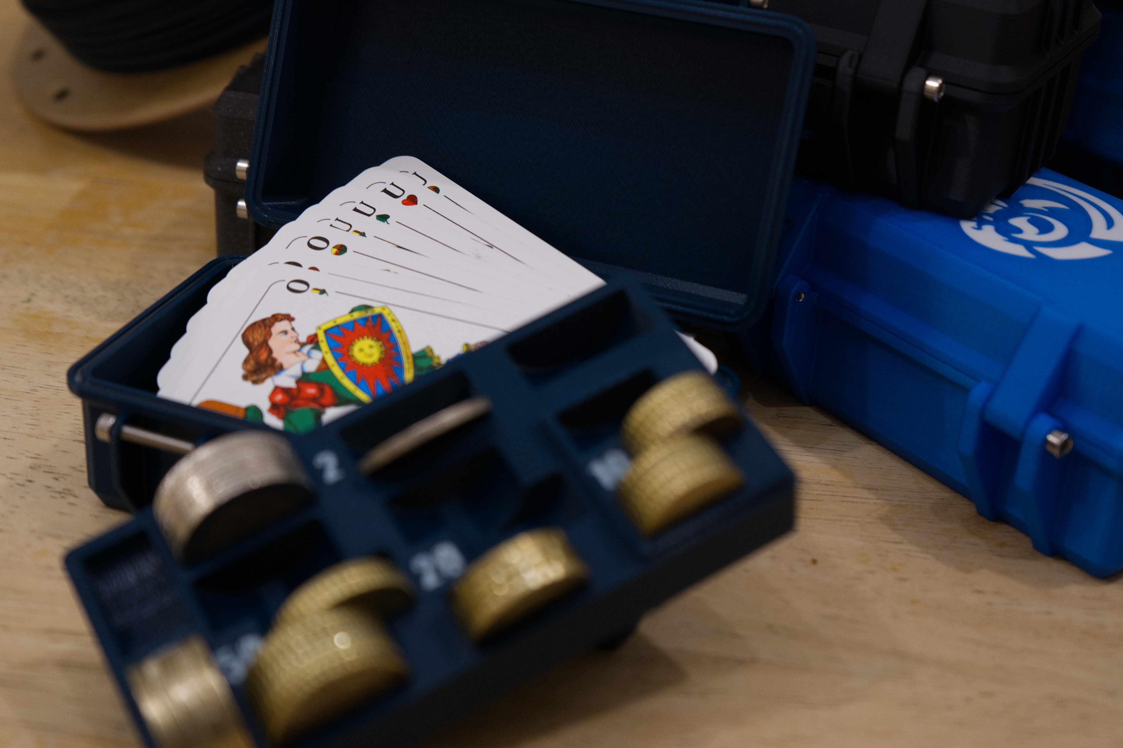 Schafkopfbox in verschiedenen Farben auf einem Tisch