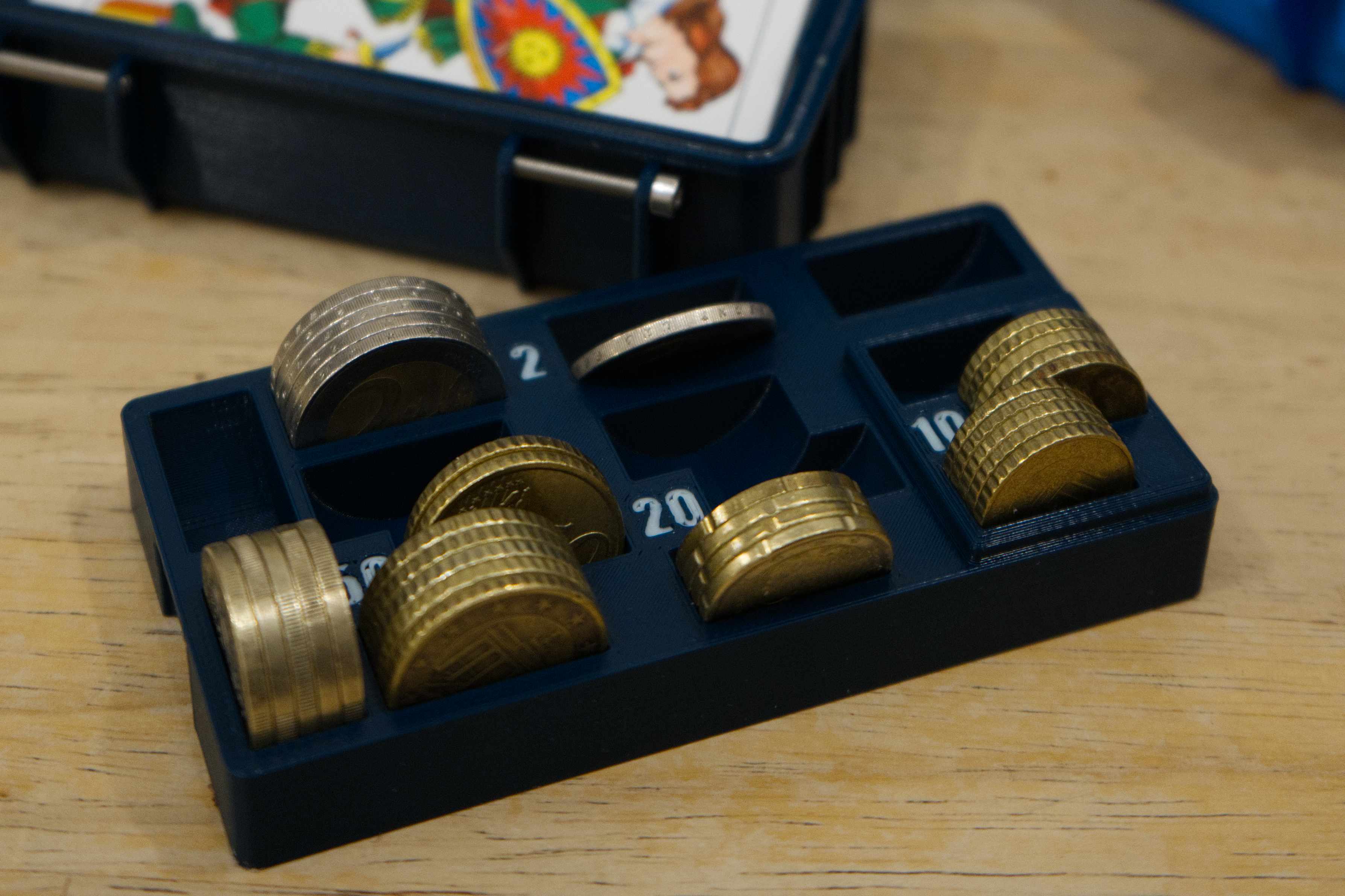 Geöffnete Schafkopfbox mit Karten