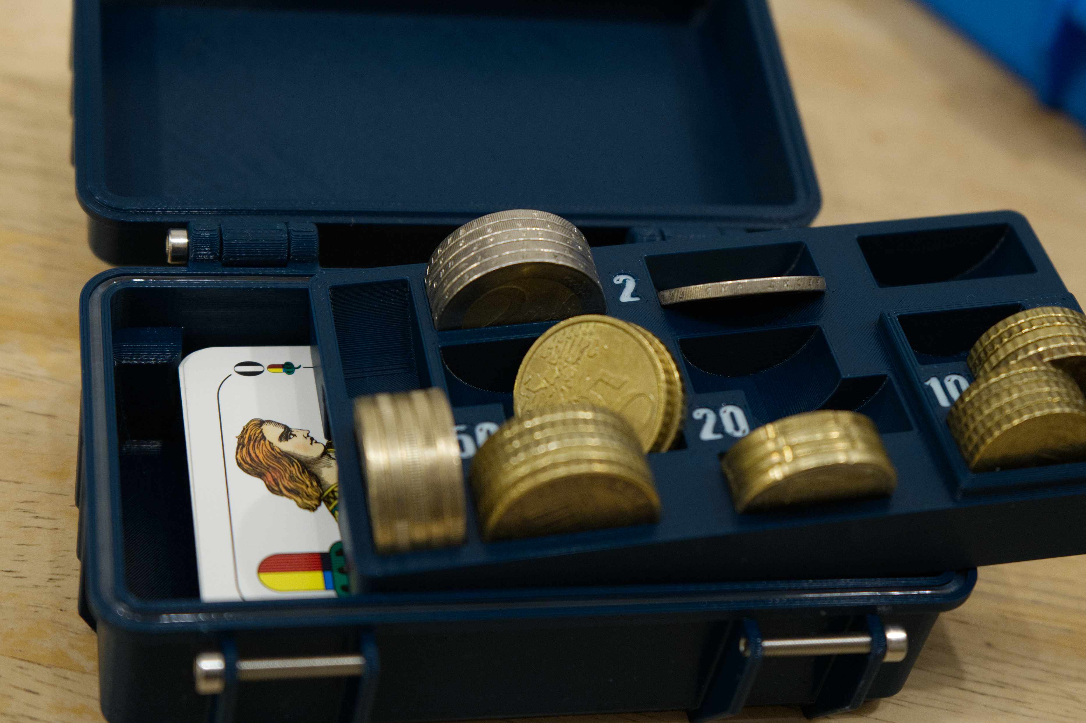 Mehrere Schafkopfboxen übereinander gestapelt